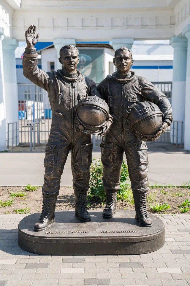 Памятник Юрию Гагарину и Павлу Беляеву